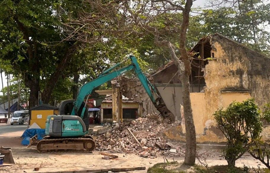 Functional forces are dismantling and demolishing related works. Photo: Do Son Ward