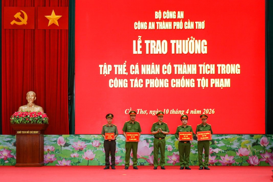 Đại tá Bùi Đức An - Phó Giám đốc Công an TP Cần Thơ trao thưởng cho các tập thể và cá nhân có thành tích xuất sắc trong công tác phòng chống tội phạm. Ảnh: Công an Cần Thơ