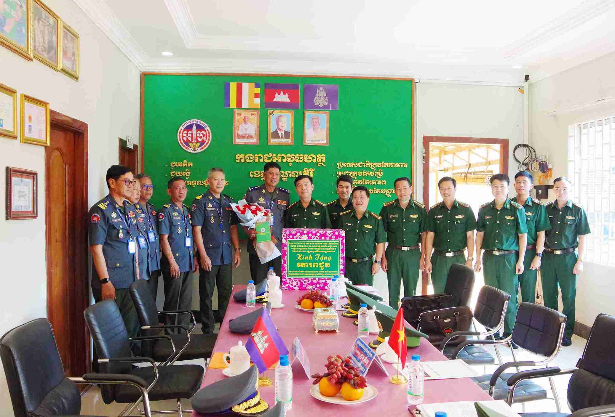 El Comando de la Guardia Fronteriza de la provincia de Lâm Đồng felicita el Tết y entrega regalos al Comando de la Gendarmería de la provincia de Mondulkiri. Foto: Phan Tuấn