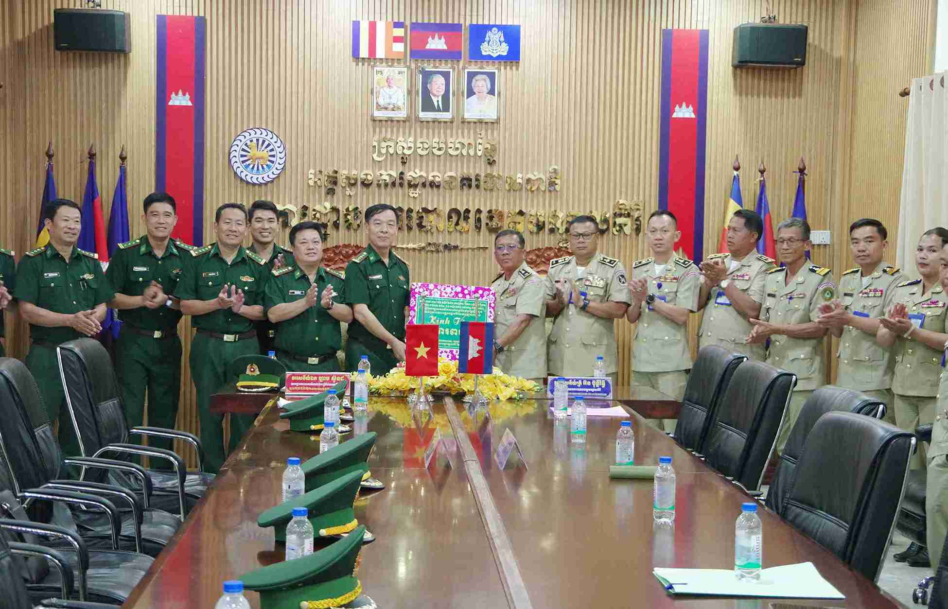 Ảnh 6  Bộ đội Biên phòng tỉnh Lâm Đồng chúc Tết, tặng quà Ty Công an tỉnh Mondulkiri. Ảnh: Phan Tuấn