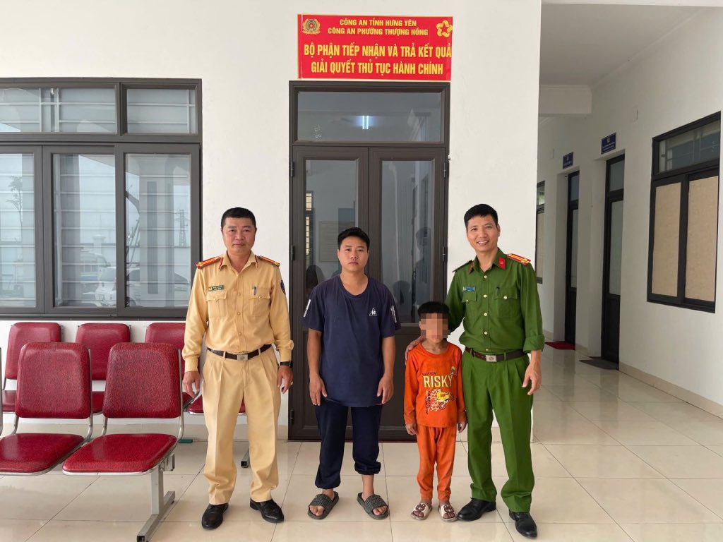 Police force with family and child Phang A.S. Photo: Hung Yen Provincial Police