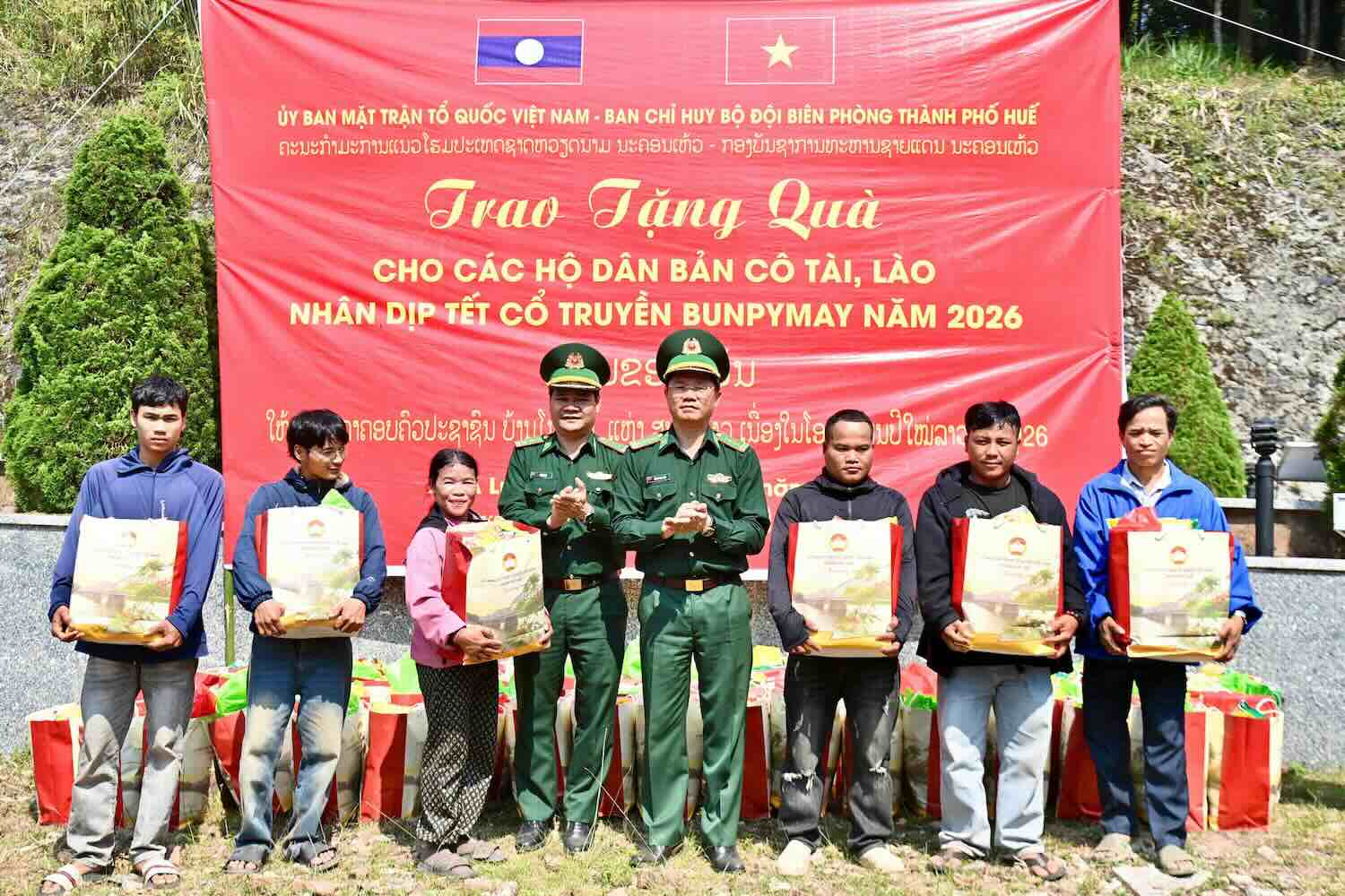 Hue City Border Guard gives gifts to the people of Laos. Photo: Vo Tien