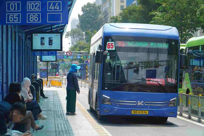 Passengers catch a bus at a stop on Ham Nghi street (center of Ho Chi Minh City). Photo: Anh Tu