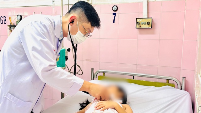 A child with food poisoning is being treated. Doctors warn of food safety during the hot season. Photo: BVCC