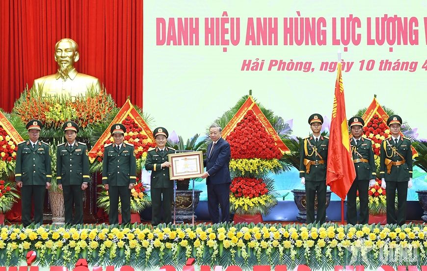 トー・ラム書記長・国家主席、中央軍事委員会書記が第3軍区に人民武装力量英雄の称号を授与。写真:人民軍新聞