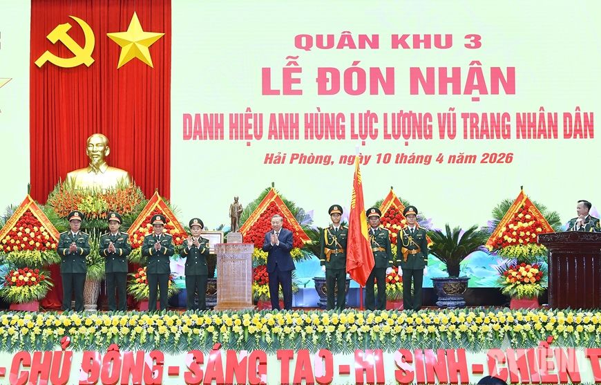Tổng Bí thư, Chủ tịch nước Tô Lâm, Bí thư Quân uỷ Trung ương tặng bức tượng Chủ tịch Hồ Chí Minh cho Quân khu 3. Ảnh: Báo QĐND