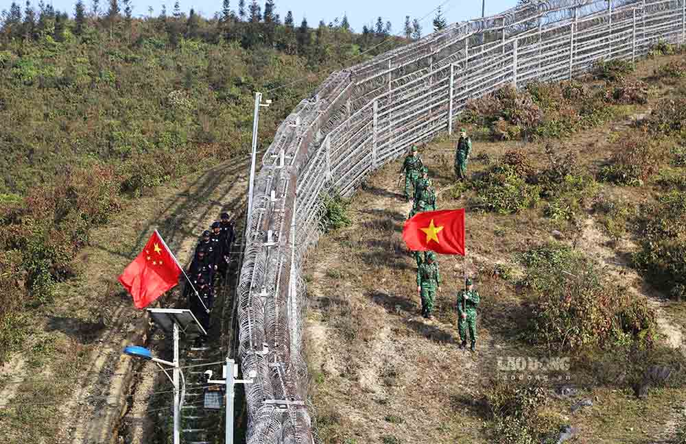 A joint border patrol between Son Vi Border Guard Station (Tuyen Quang) and Dien Bong Border Police Station, Hoa Binh Sub-station (Yunnan province, China) in the 492 Landmark area. Photo: Minh Duc.