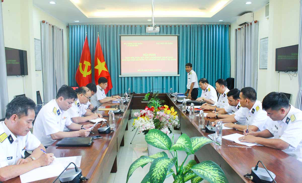 Đoàn công tác trao đổi, nắm tình hình học viên thực tập tại Lữ đoàn 682, Vùng 4 hải quân. Ảnh: Huy Công - Cảnh Tùng