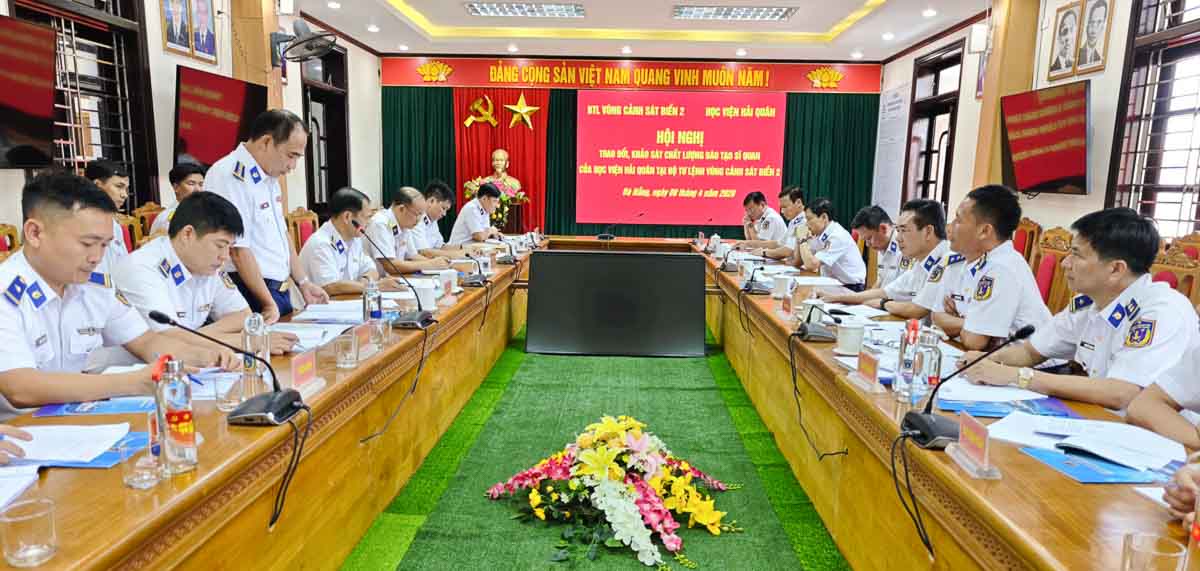 Đoàn công tác làm việc, trao đổi tại Bộ tư lệnh Vùng Cảnh sát biển 2. Ảnh: Huy Công - Cảnh Tùng