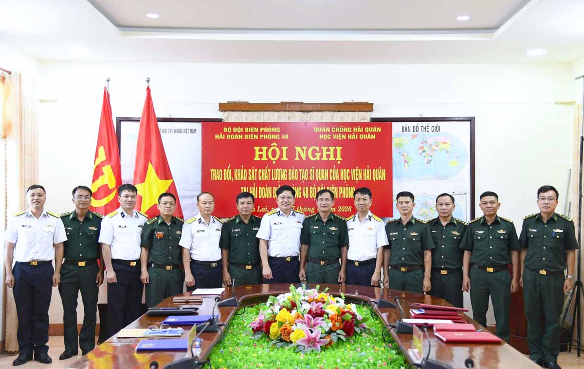 Đoàn công tác Học viện Hải quân chụp ảnh chung với cán bộ hải đoàn Biên phòng 48. Ảnh: Huy Công - Cảnh Tùng
