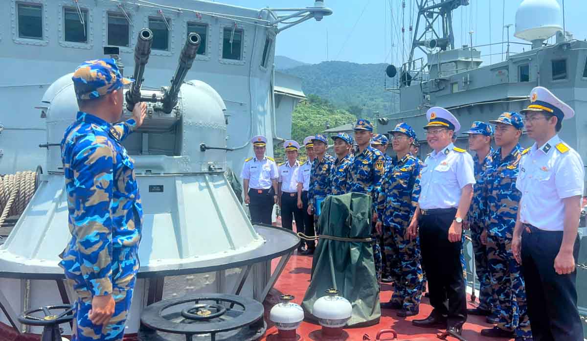 The working delegation grasps the quality of trainees practicing at ship 863, Brigade 161, Naval Region 3. Photo: Huy Cong - Canh Tung