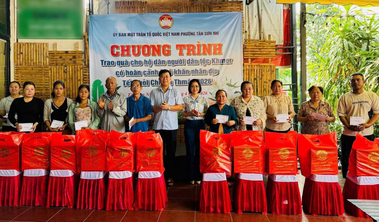 Giving gifts to Khmer ethnic minority households on the occasion of the Chol Chnam Thmay Tet in 2026. Photo: Provided by the Vietnam Fatherland Front Committee of Tan Son Nhi ward
