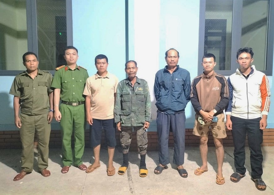 Cat Tien 3 Commune Police hand over the lost man to his family. Photo: Police provided