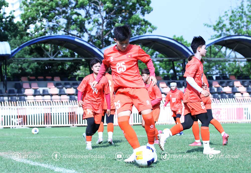 Vietnam U20 women's team practices tactics in hot weather conditions before the match against Japan U20 women's team. Photo: VFF