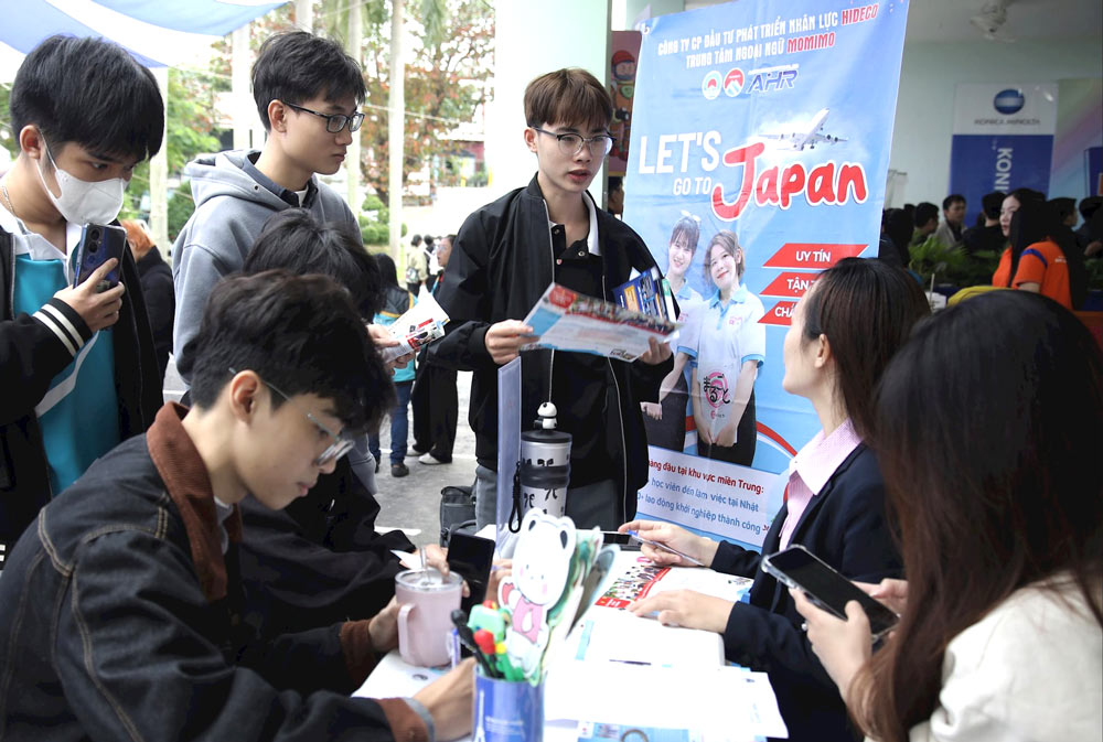 Students looking for jobs at the Job Fair, organized by the Department of Home Affairs in coordination with the University of Technical Education (Da Nang University). Photo: Tuong Minh