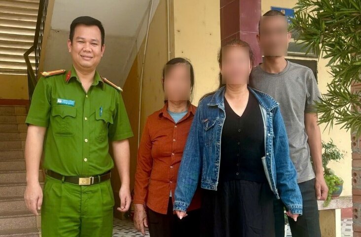 Hien Quang Commune Police (Phu Tho province) support citizens to reunite with their families after more than 30 years of separation. Photo: Ministry of Public Security