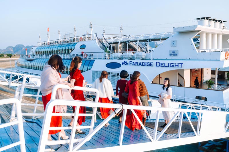 Tourists choose a overnight cruise on Ha Long Bay during the holidays. Photo: Paradise Vietnam