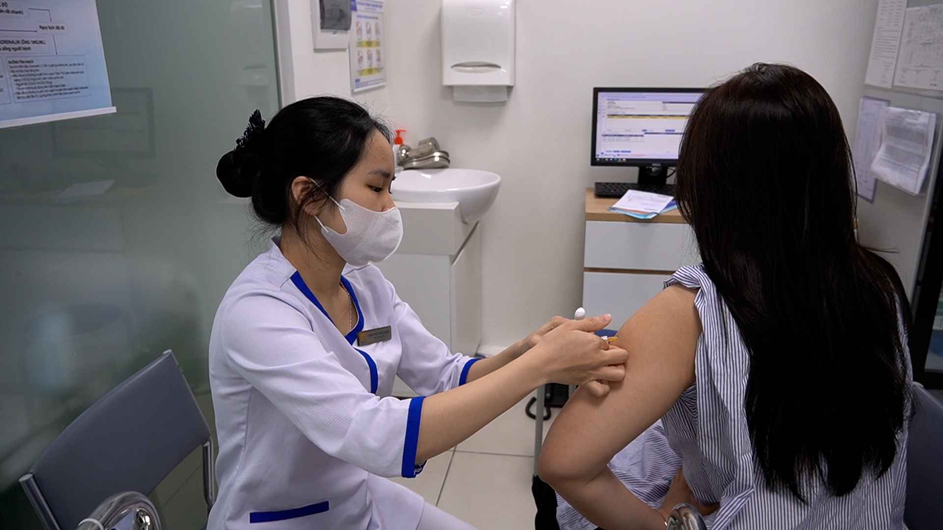 Sau khi tìm hiểu thông tin và được bác sĩ tư vấn, chị Bùi Tú Quỳnh quyết định tiêm vaccine sởi trước khi mang thai để bảo vệ sức khỏe cho mẹ và bé. Ảnh: Hạnh Thơm