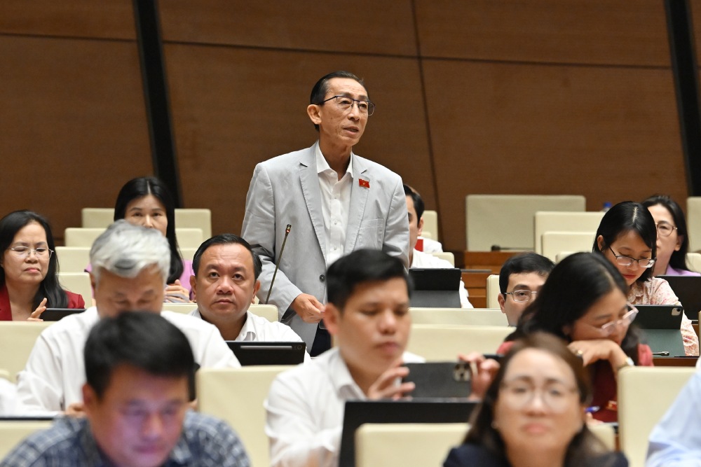 National Assembly Deputy Tran Hoang Ngan proposed extending the tax reduction period for gasoline and oil to 0%. Photo: Pham Dong