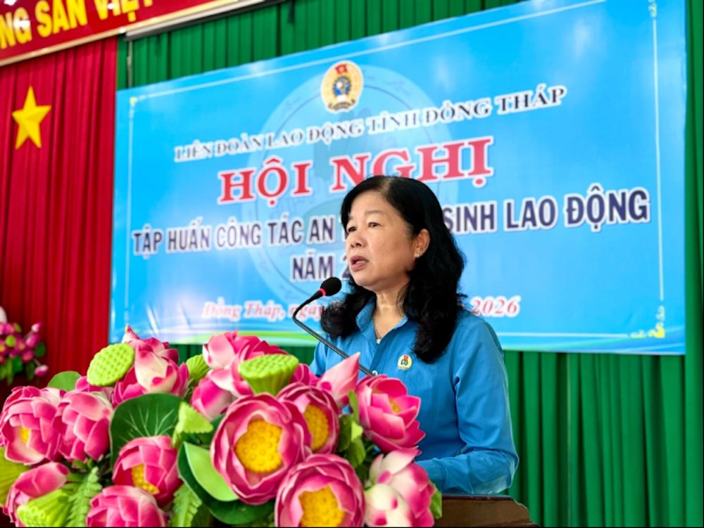 Bà Huỳnh Thị Tuyết Vui - Chủ tịch LĐLĐ tỉnh Đồng Tháp phát biểu tại lớp tập huấn. Ảnh: Lưu Hùng