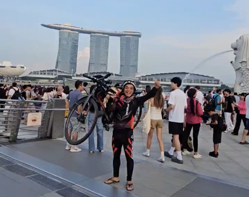 Businessman cycles alone through 5 countries after lung cancer incident. Photo: NVCC