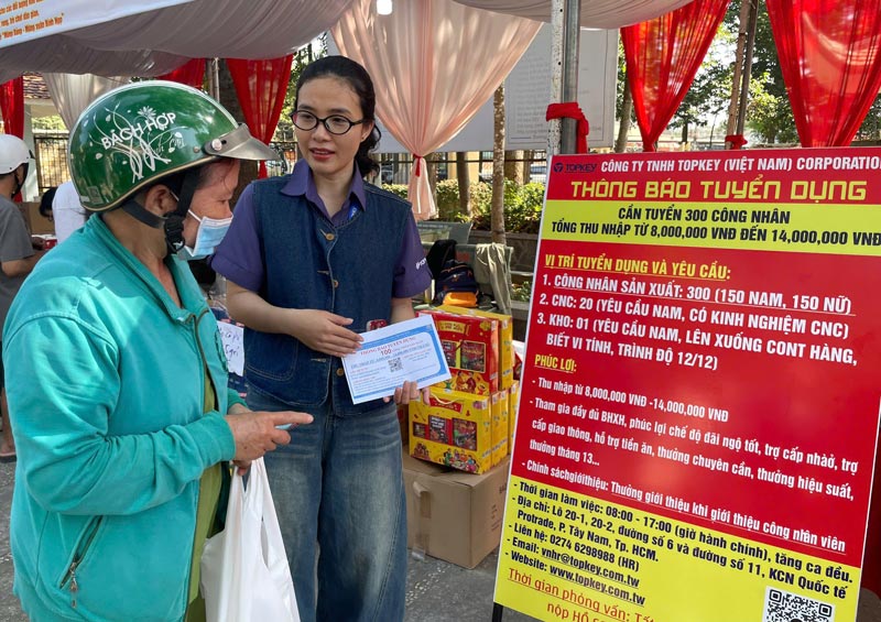 Many businesses in Tay Nam ward recruit labor. Photo: Dinh Trong