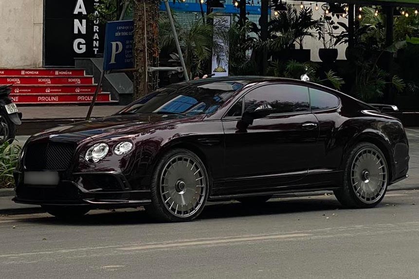 The Bentley Continental GT in Hanoi attracts attention with its grape-purple exterior along with many carbon trim details and stylish design rims. Photo: Manh Hung