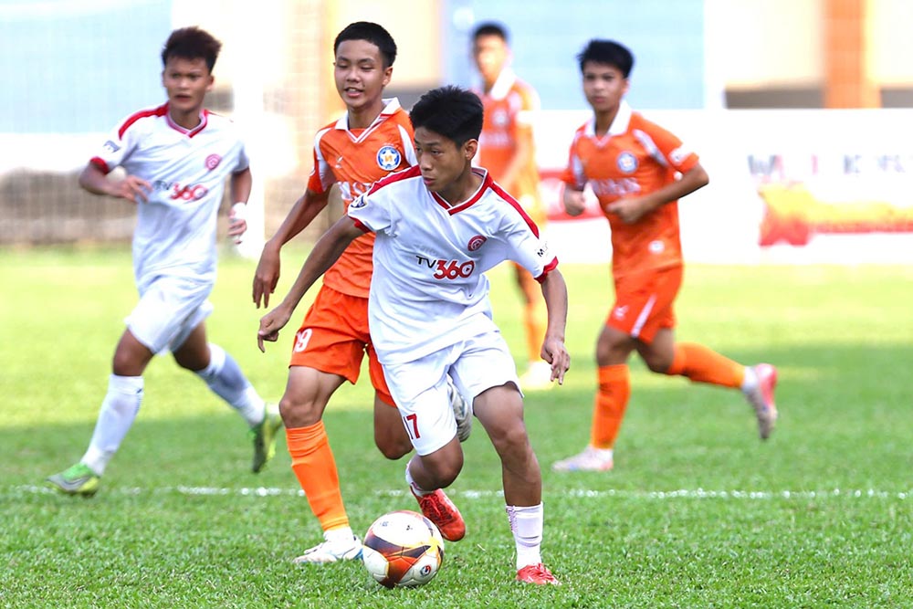 U15 Thể Công Viettel I (trắng) thi đấu áp đảo trước U15 Đà Nẵng. Ảnh: VFF