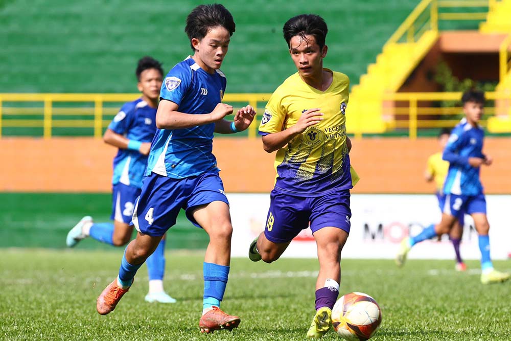 U15 Hà Nội I (áo vàng) thi đấu thăng hoa trong hiệp hai trước U15 Quảng Nam. Ảnh: VFF