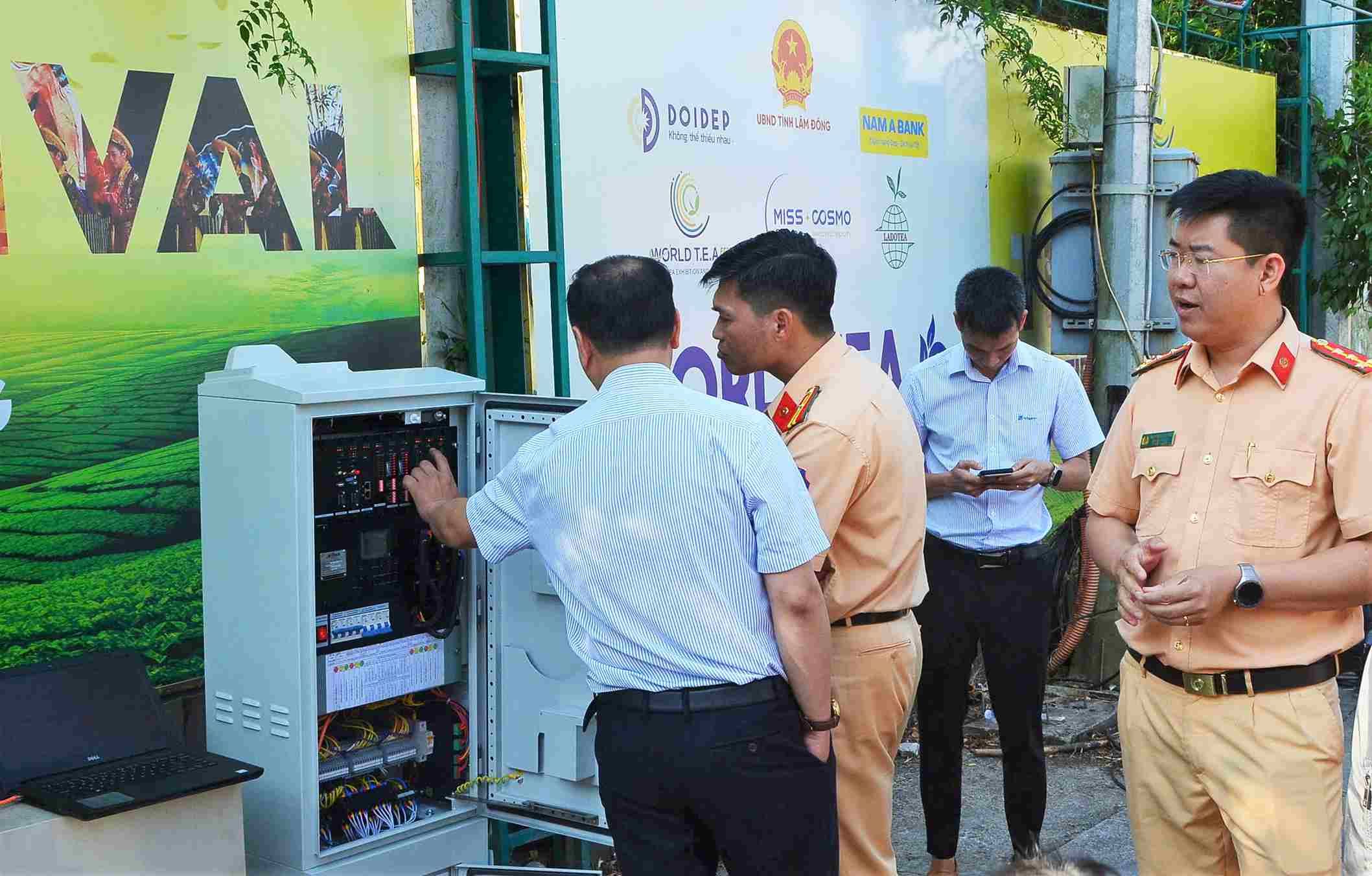 Lắp đặt hệ thống điều khiển giao thông thông minh cho đô thị Đà Lạt. Ảnh: Phúc Khánh 