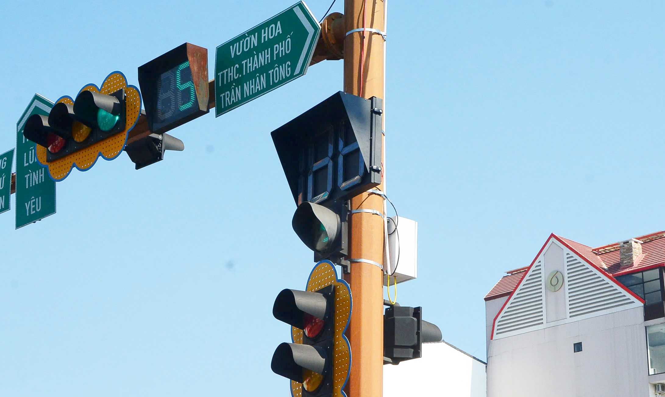 Hệ thống điều khiển giao thông thông minh được lắp đặt tại nút giao Kim Cúc - cửa ngõ vào Đà Lạt. Ảnh: Phúc Khánh 