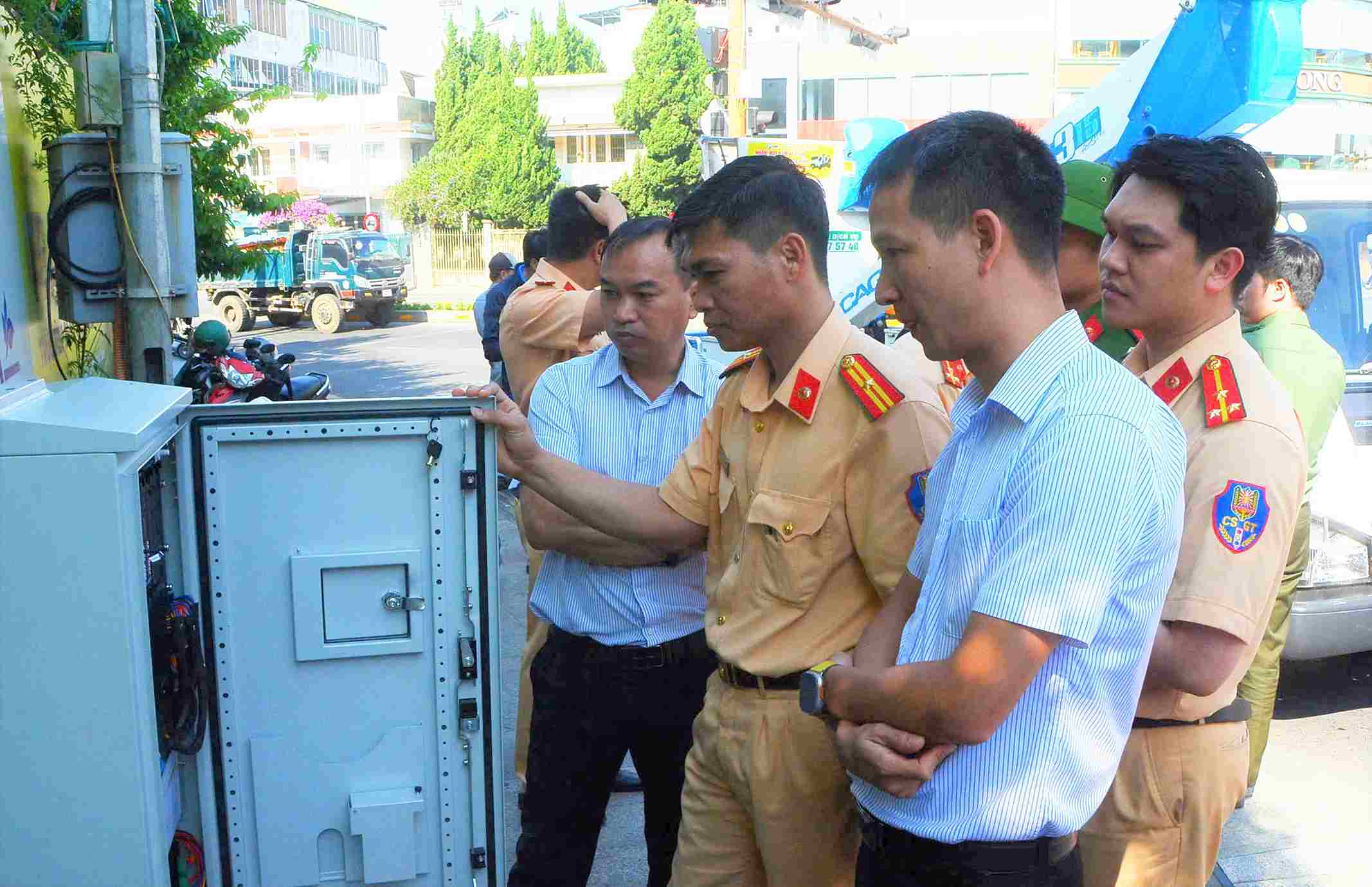 Application of smart traffic control system for Da Lat city. Photo: Phuc Khanh