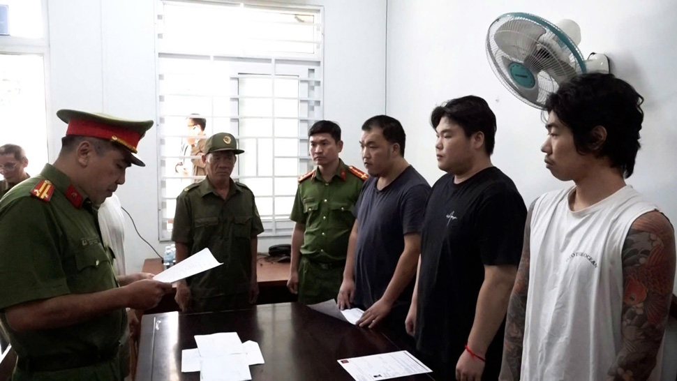 Văn phòng Cơ quan CSĐT Công an tỉnh Khánh Hòa tiến hành dẫn giải, bàn giao 3 đối tượng có lệnh truy nã đỏ cho Cảnh sát Hàn Quốc. Ảnh: Phương Linh