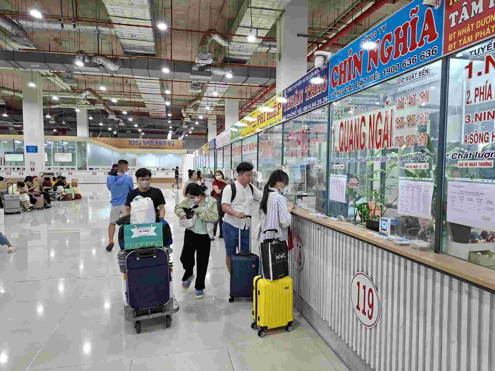 Pasajeros comprando billetes en la nueva estación de autobuses Mien Dong (Ciudad Ho Chi Minh). Foto: Minh Quan