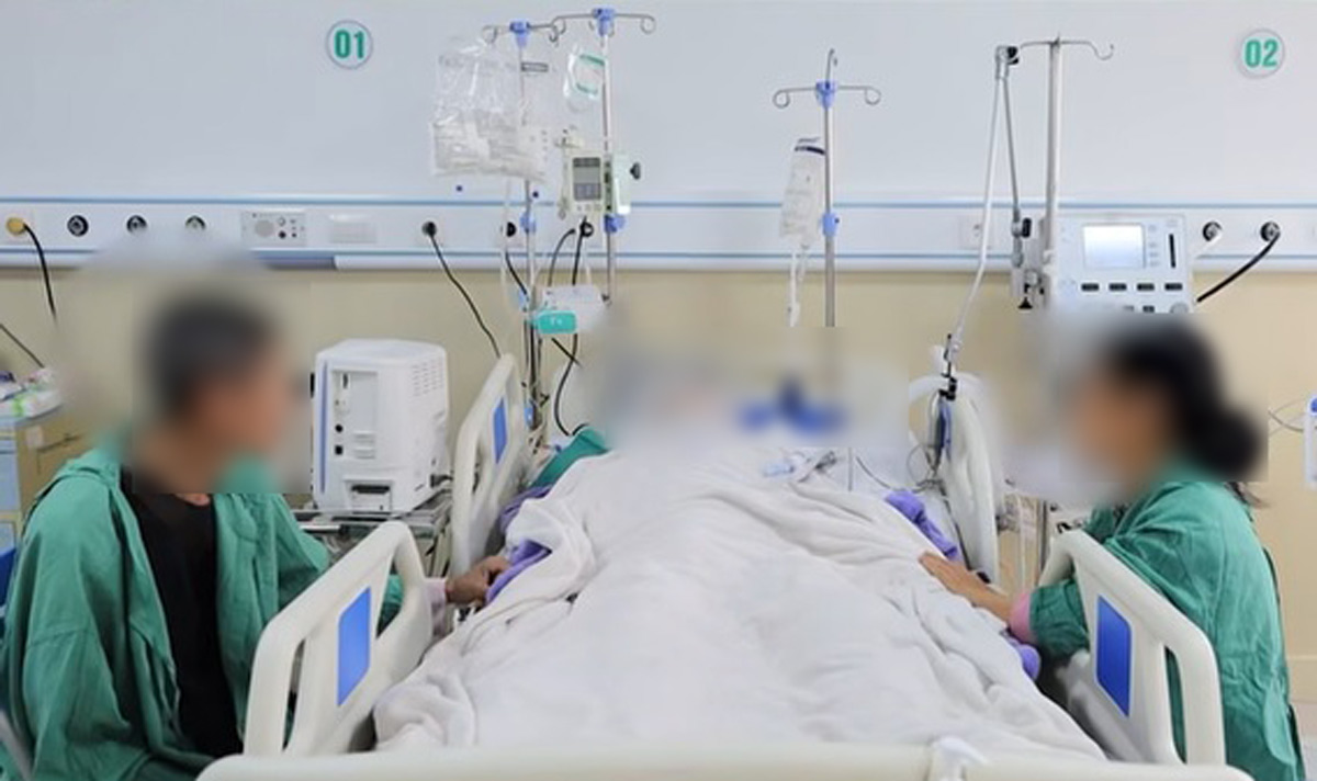 Suppressing grief, the family donated their son's organs to give new life to 7 people. Photo: Vietnam - Sweden Uong Bi Hospital