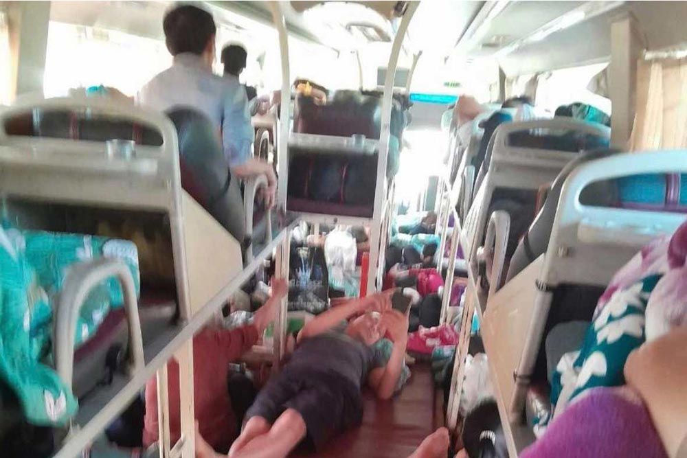 La empresa de autobuses T.T fue multada después de transportar a más personas y dejar mercancías en la cabina de pasajeros. Foto: Policía proporcionada