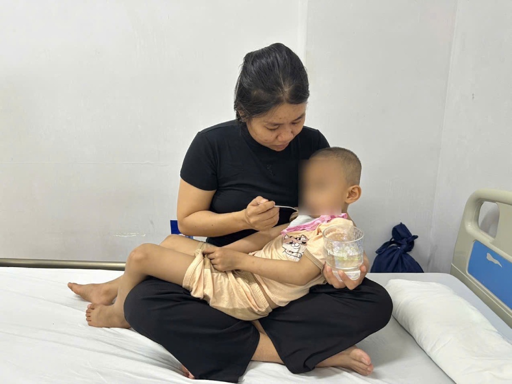 Chị Ngọc chăm sóc cháu Minh Quân trong viện. Ảnh: Gia đình cung cấp