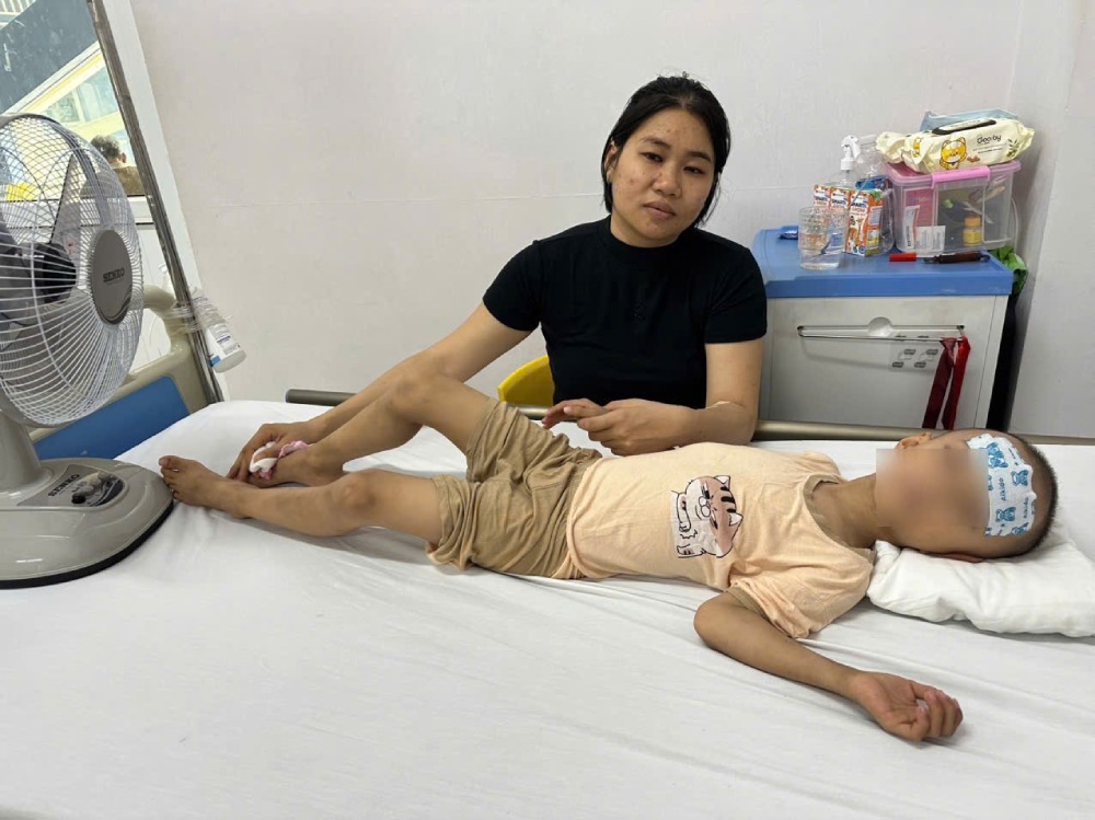 Suffering from chronic kidney failure herself, Ms. Ngoc became even more confused when her son contracted cancer. Photo: Family provided