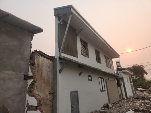 Một căn nhà siêu mỏng, siêu méo trên đường nối Đồng Tàu - Giải Phóng. Ảnh: Minh Hạnh 