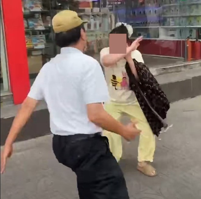 Tài xế taxi cầm gạch đe dọa vợ chồng khách hàng ở Nghệ An