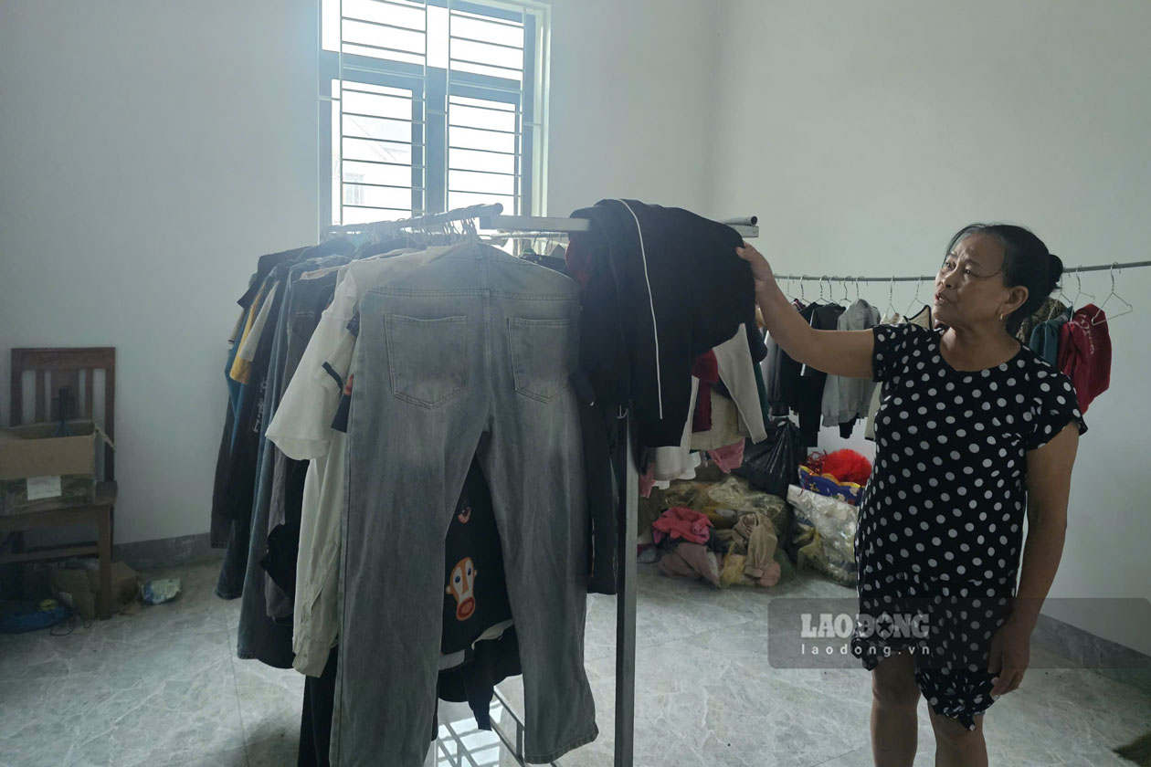 Quần áo phải phơi và sấy trong nhà để tránh bám bụi