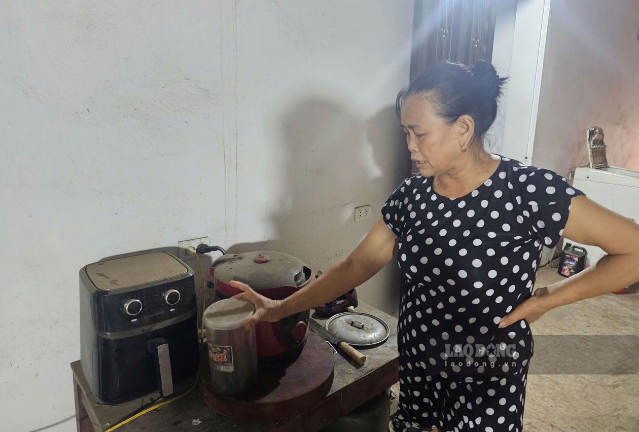 Hàng quán, đồ đạc trong nhà của bà Kim luôn phủ lớp bụi bẩn