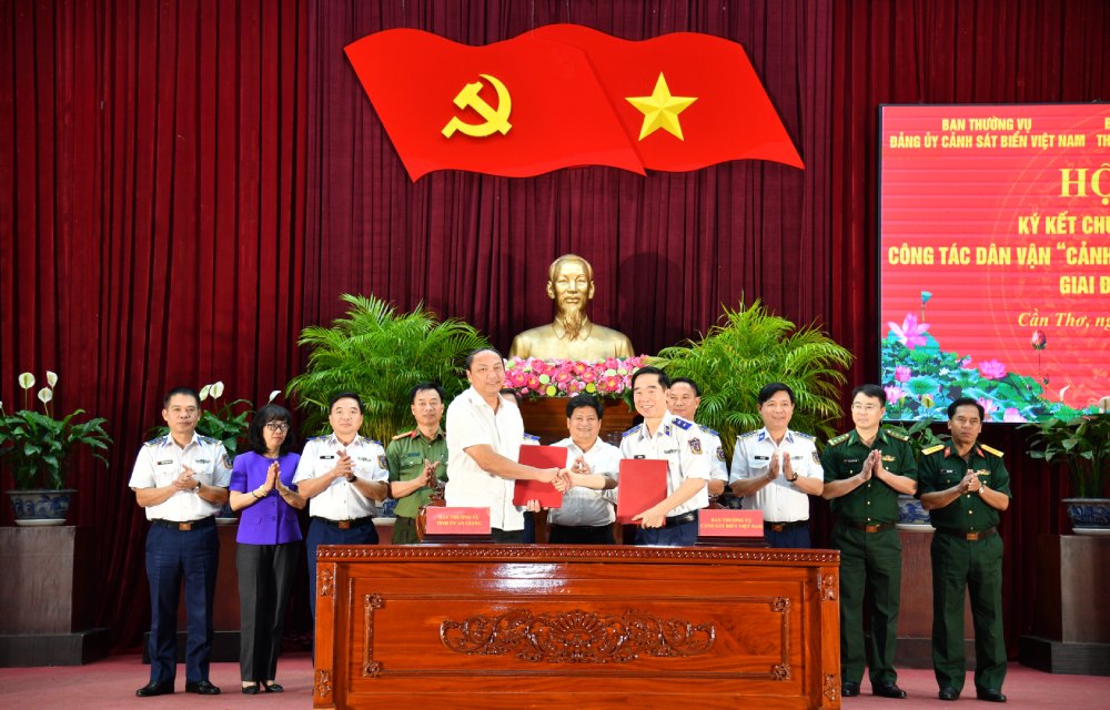 Signing of the program to coordinate mass mobilization work "Coast Guard accompanies fishermen" for the period 2026 - 2030. Photo: Duc Thai