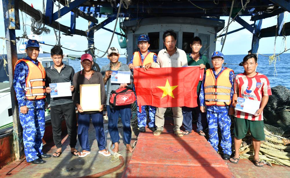 Bộ Tư lệnh Vùng Cảnh sát biển 4 tuyên truyền chống khai thác IUU; tặng cờ Tổ quốc, ảnh Bác Hồ, túi thuốc y tế cho các tàu cá đang hoạt động trên biển. Ảnh: Đức Thái