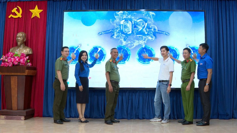 Đại diện các đơn vị phối hợp thực hiện nghi thức khởi động công trình. Ảnh: Văn Vũ