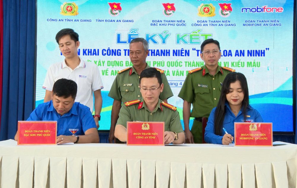 Le Comité de la jeunesse de la police provinciale d'An Giang, l'Union de la jeunesse de la zone économique spéciale de Phu Quoc et l'Union de la jeunesse de Mobifone An Giang ont signé un accord pour déployer le projet de jeunesse "Son des haut-parleurs de sécurité". Photo: Van Vu