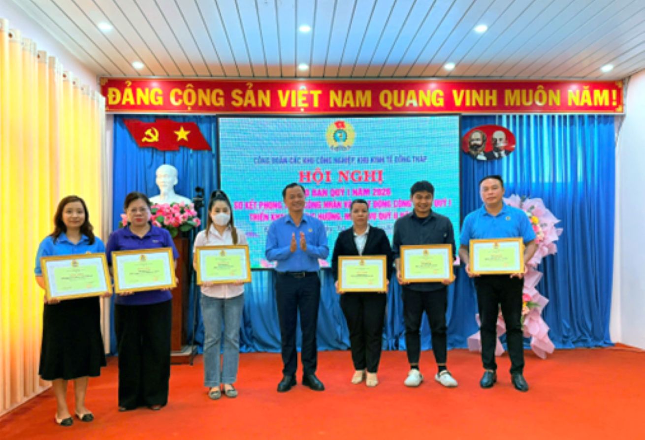 Phó Chủ tịch LĐLĐ tỉnh Đồng Tháp Nguyễn Thanh Tuấn trao Bằng khen LĐLĐ tỉnh cho tập thể, cá nhân có thành tích xuất sắc trong phong trào thi đua và xây dựng tổ chức Công đoàn vững mạnh năm 2025. Ảnh: Thanh Mai