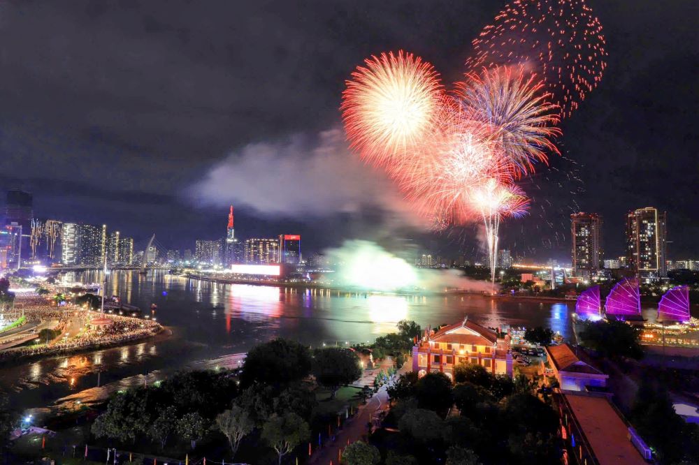 ホーチミン市は30日夜に7か所で15分間の花火を打ち上げます。写真:アイン・トゥー