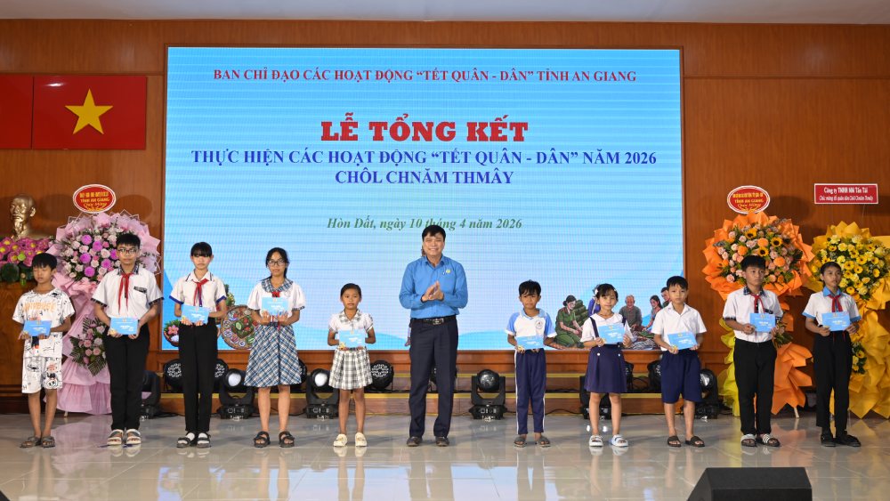 Chủ tịch Liên đoàn Lao động tỉnh An Giang Đỗ Trần Thịnh trao quà cho học sinh nghèo. Ảnh: Phương Vũ