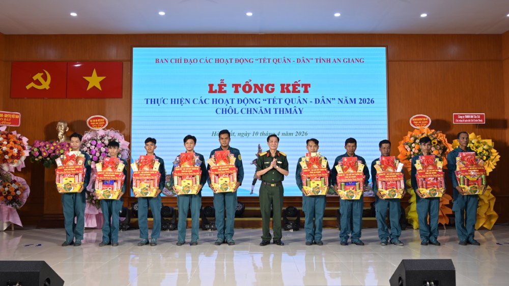 Đại tá Cao Minh Tâm – Phó Chính ủy Bộ Chỉ huy Quân sự tỉnh An Giang trao quà cho lực lượng Dân quân tự vệ. Ảnh: Phương Vũ